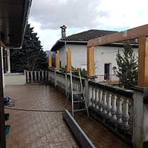 Couverture d'une terrasse avec charpente bois et toiture en macrelon