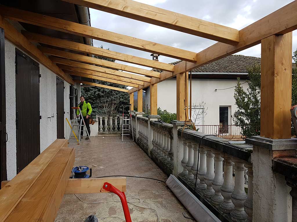 Couverture d'une terrasse avec charpente bois et toiture en makrolon 03