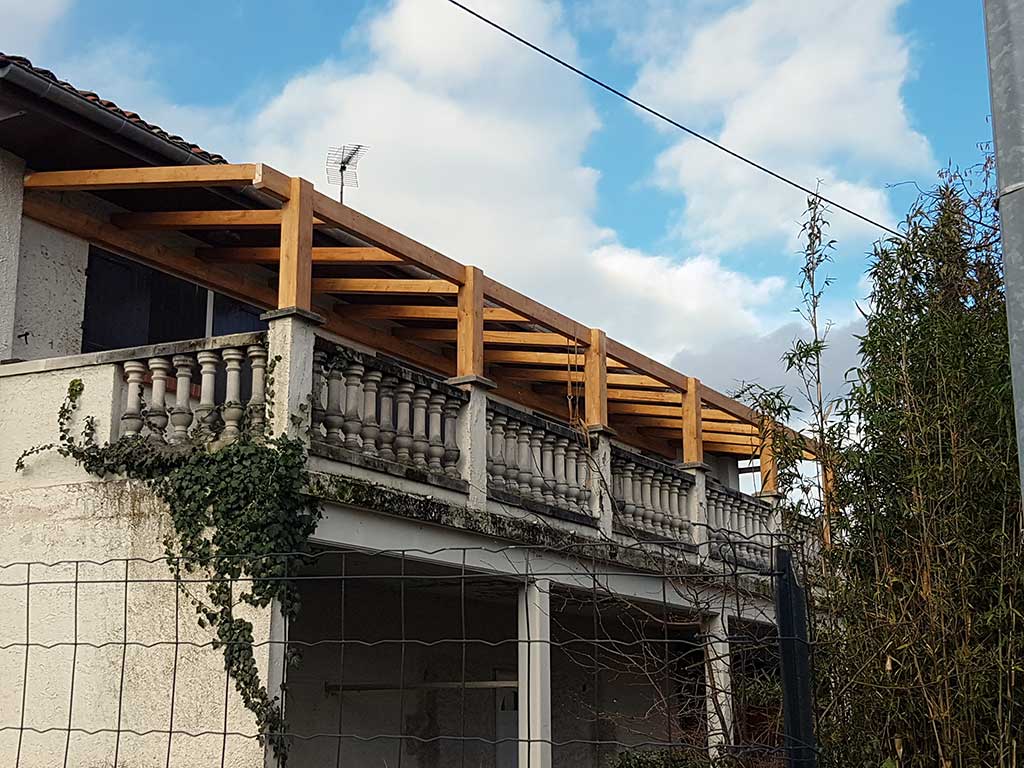 Couverture d'une terrasse avec charpente bois et toiture en makrolon 04