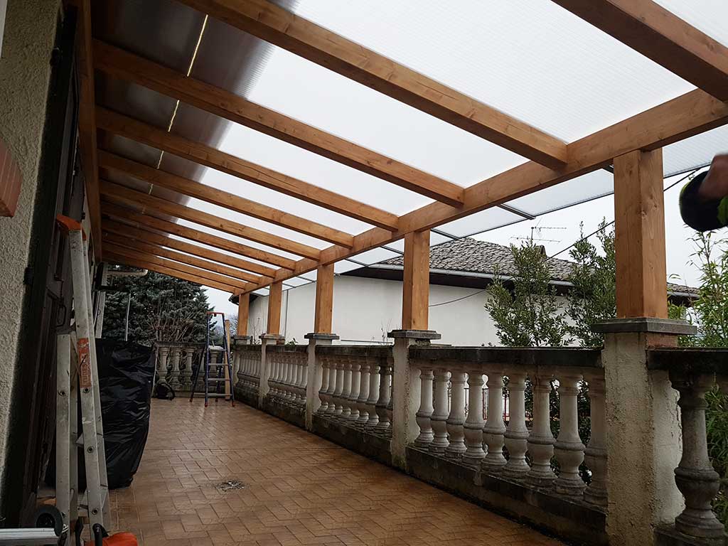Couverture d'une terrasse avec charpente bois et toiture en makrolon 07