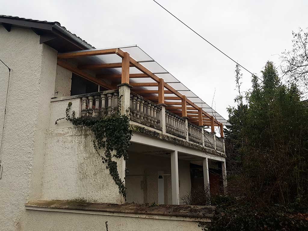 Couverture d'une terrasse avec charpente bois et toiture en macrelon