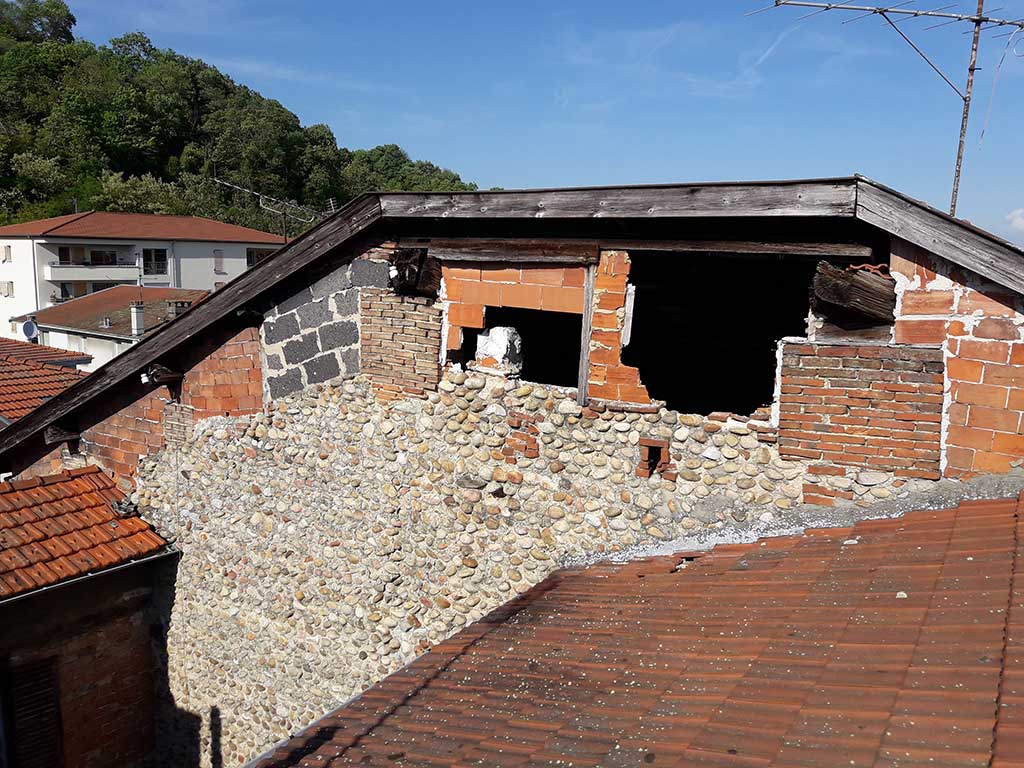 03 Changement toiture accès limité cour intérieure bardage à rénover