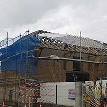 Rénovation toiture à Longechenal dépose des tuiles écailles